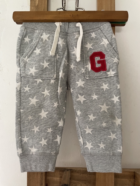 Pantalón jogging gris con estrellas blancas. GAP. 12/18 meses.