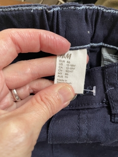 Pantalón azul con elástico regulable en la cintura. HYM. 12/18 meses. - comprar online