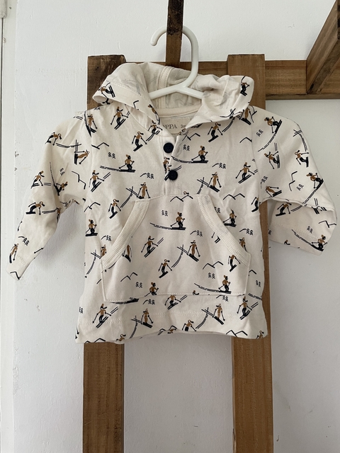 Remera/ buzo con capucha y esquiadores. PIOPPA. 3 meses.