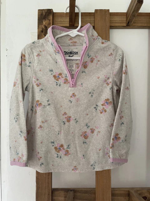 Buzo polar gris con flores. OSHKOSH. 3 años.