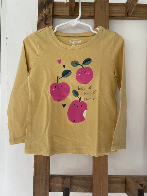 Remera mostaza con manzanas ML. OSHKOSH. 3 años.