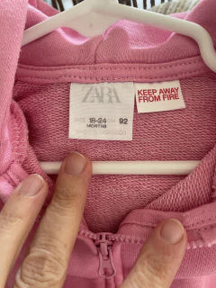 Buzo rosa con cierre y capucha. ZARA. 18/24 meses. - comprar online