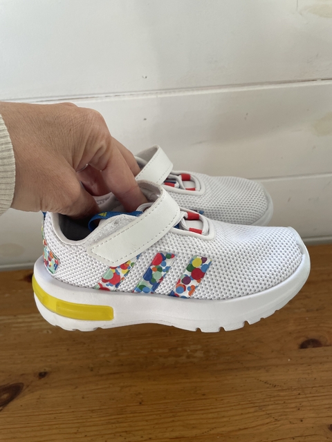 Zapas blancas con abrojo. ADIDAS. 24. Ver etiqueta con medidas.