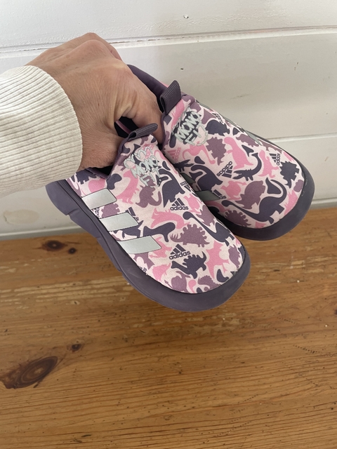 Zapatillas lilas con dino sin cordón. ADIDAS. 23 y medio.