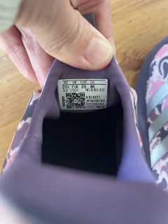 Zapatillas lilas con dino sin cordón. ADIDAS. 23 y medio. - Lo Canto • Moda Circular