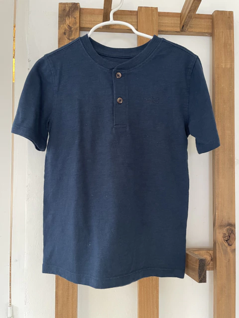 6A | Remera azul con botones. 365 kids. Talle 6 años.