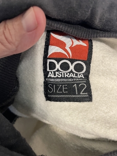 Buzo con capucha y bolsillo. DOO AUSTRALIA. 12 años. en internet