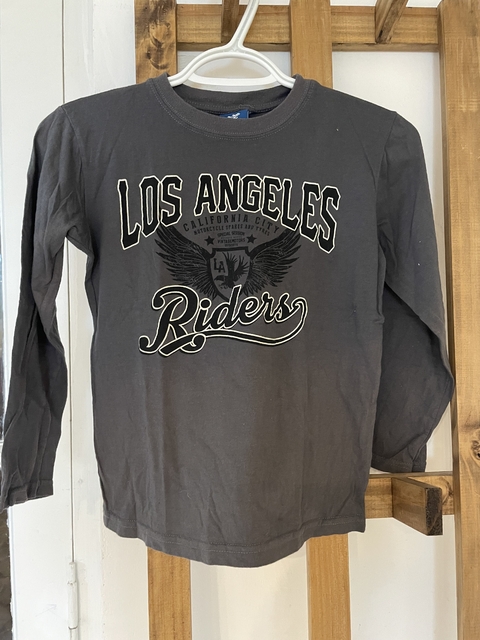 8A | Remera gris ML. Dice talle 14 pero es para 8 años.