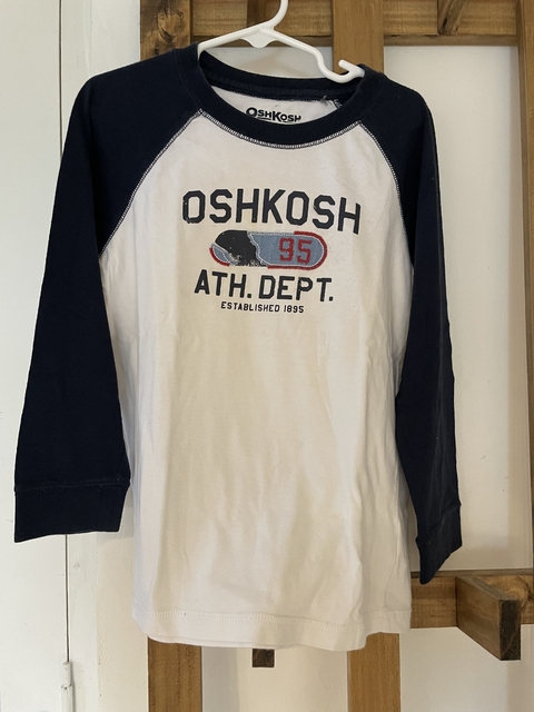 8A | Outlet- Remera blanca con mangas azules ML. Oshkosh. 8 años.