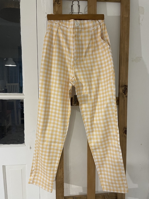 12A | Pantalón a cuadros amarillo y blanco. Con elastico . BUDDIES. 12 años. La cintura sin estirar mide 26 cm.