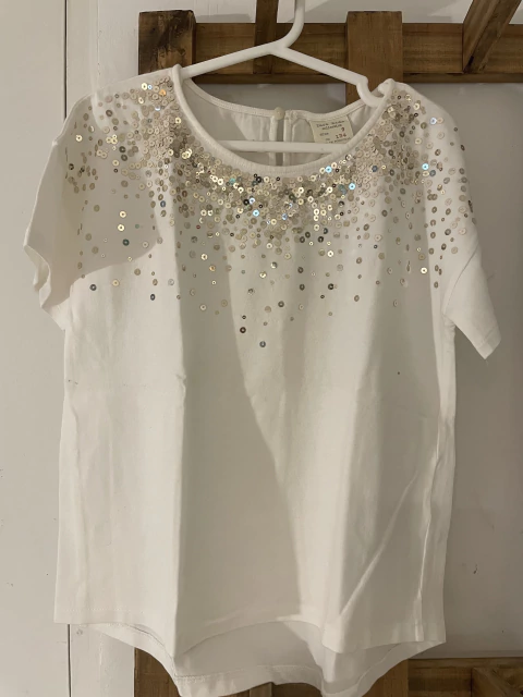 9A | Remera MC con lentejuelas. ZARA. 9 años. Tiene dos mini manchitas.