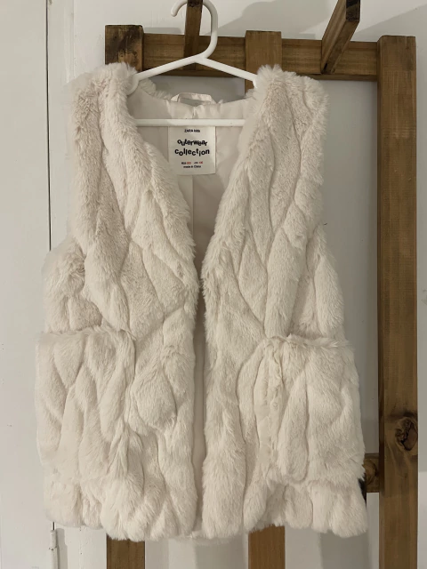Chaleco peludito blanco. ZARA. 8/9 años.
