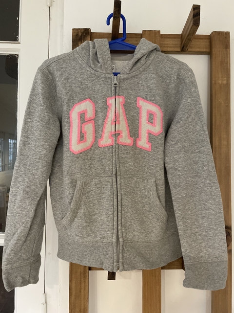Outlet- Buzo gris con capucha y cierre. GAP. 8 años.