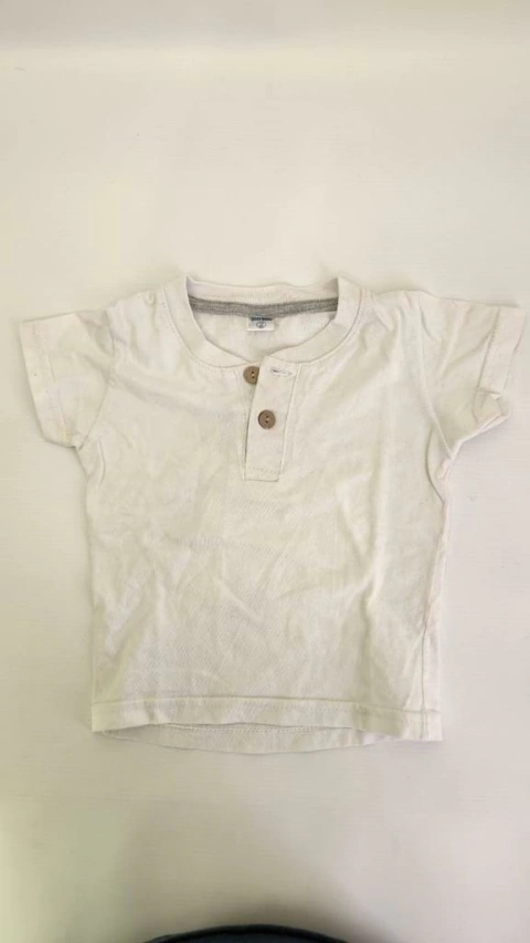 Remera blanca MC con botones.