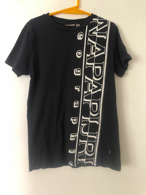 10A | Remera negra con logo. Napapijri. 10 años.