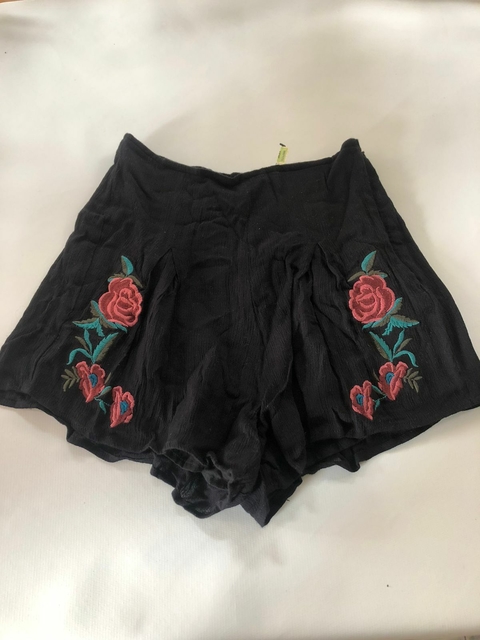 NUEVO - Short negro con flores bordadas. Como quieres. Talle 38.