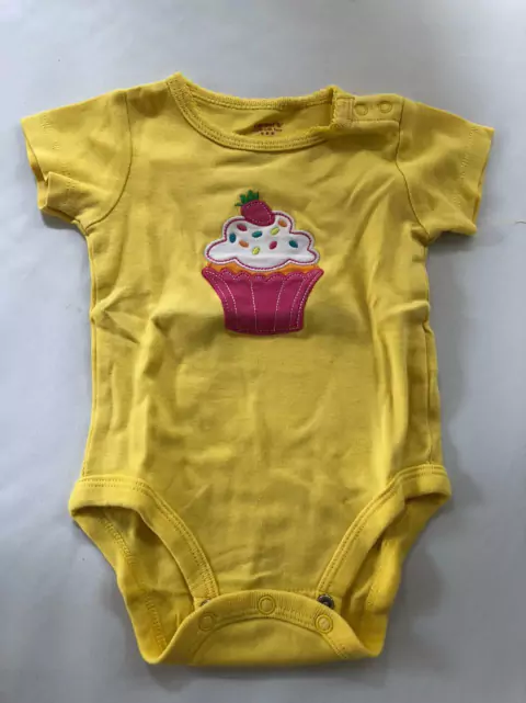 3M | Body amarillo con helado. CARTERS. 3 meses.
