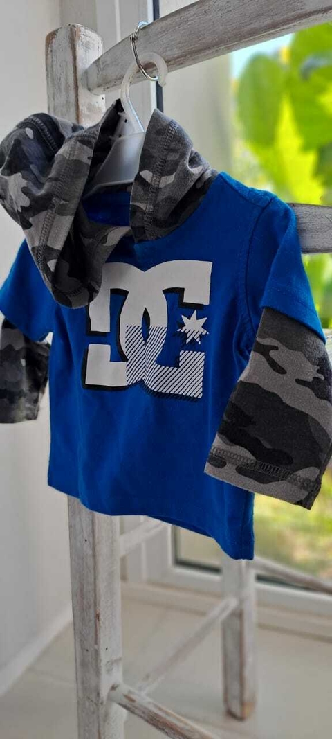 0/3M | Remera ML azul francia y camuflado gris c/capucha. DC. Talle 0a3 meses