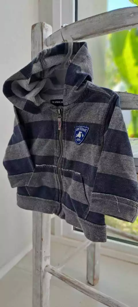 6M | Buzo a rayas gris y azul c/cierre y capucha. OSHKOSH. 6 MESES