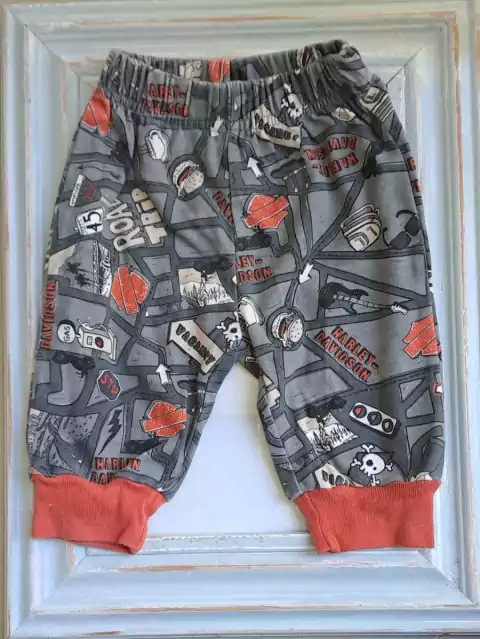 3/6M | Pantalon algodón gris y naranja. HARLEY DAVIDSON. Talle 3 a 6 meses.