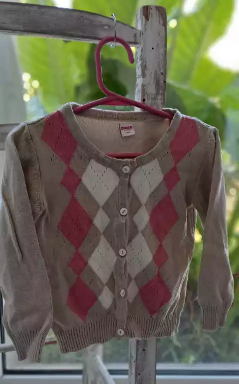 2A | Sweater prendido beige y rombos rosa y blanco. CONIGLIO. 2 años