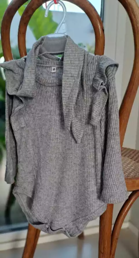 Body ML gris c/volado. Talle 6.