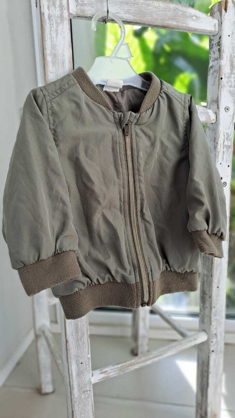 6/9M | Campera "bomber" verde seco. H&M. Talle 6 a 9 meses