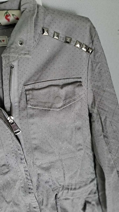 Chaqueta gris c/brillo, tachas y cierres. MOTIVI. Talle S - comprar online