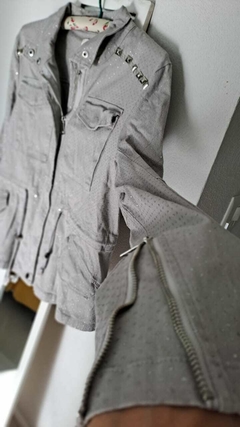 Chaqueta gris c/brillo, tachas y cierres. MOTIVI. Talle S - tienda online
