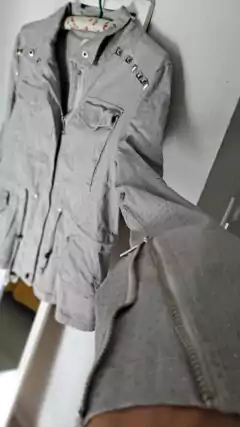 Chaqueta gris c/brillo, tachas y cierres. MOTIVI. Talle S - tienda online