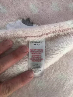 Manta rosa con nube. PRIMARK. en internet