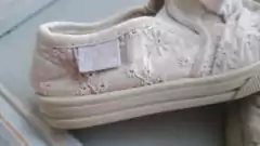 T22 | Zapatillas blancas broderie, Suela goma. OSHKOSH. Talle 22 en internet