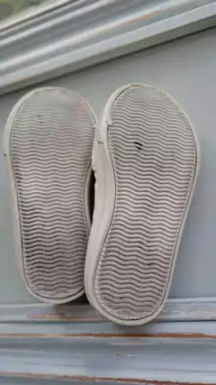 T22 | Zapatillas blancas broderie, Suela goma. OSHKOSH. Talle 22 - Lo Canto • Moda Circular