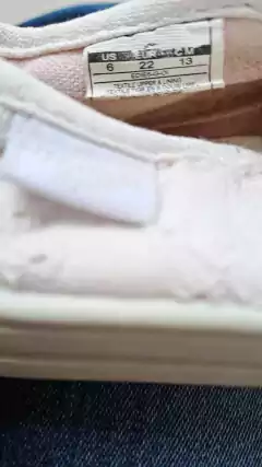 T22 | Zapatillas blancas broderie, Suela goma. OSHKOSH. Talle 22 - comprar online