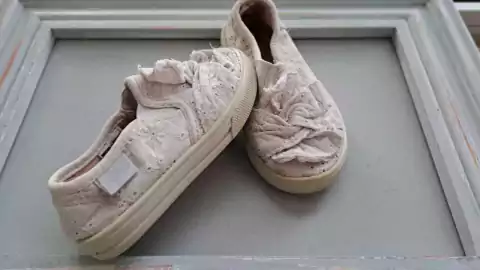 T22 | Zapatillas blancas broderie, Suela goma. OSHKOSH. Talle 22