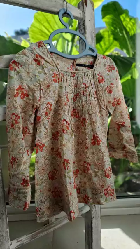 2A | Blusa ML beige flores rojas . LITTLE AKIABARA. Talle 2 años