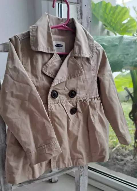 3A | Impermeable beige c botones. OLD NAVY. Talle 3 años