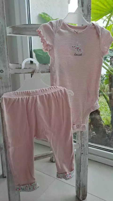 6M | Set Body MC "conejito" voladito y pantalón rosa a rayas c ruedo flores. CARTERS. Talle 6 meses