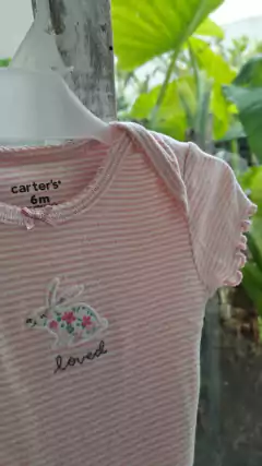 6M | Set Body MC "conejito" voladito y pantalón rosa a rayas c ruedo flores. CARTERS. Talle 6 meses - comprar online