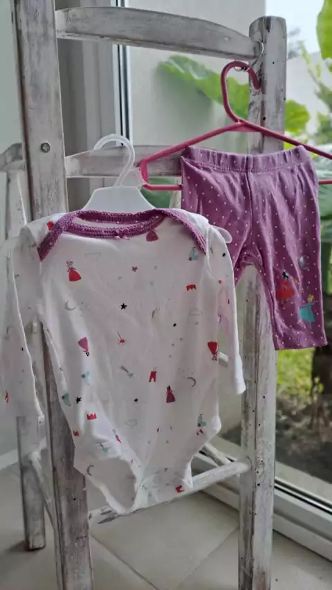 Set body ML blanco "haditas" + pantalón lila lunares. CARTERS. Talle 3 meses