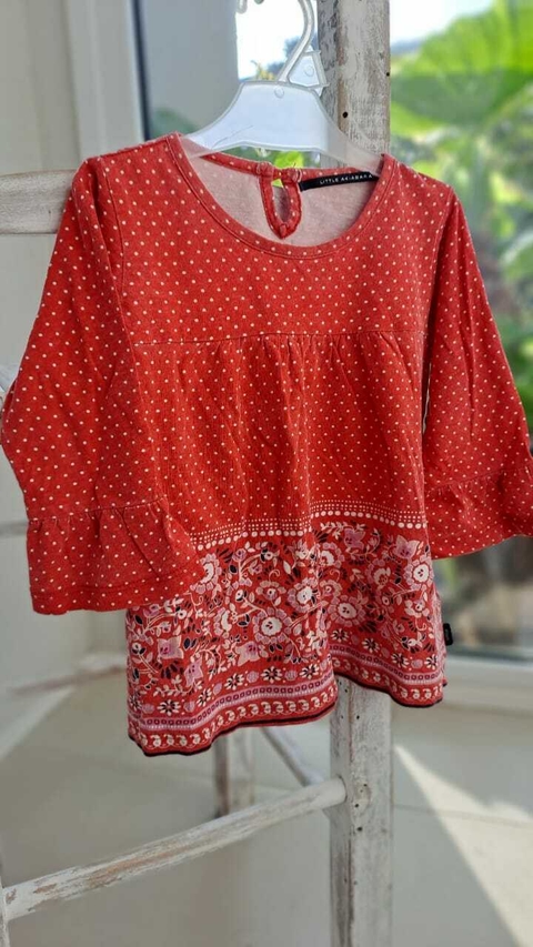 2M | OUTLET- Remera manga 3/4 roja c lunares y guardas. LITTLE AKIABARA. Talle 2 meses