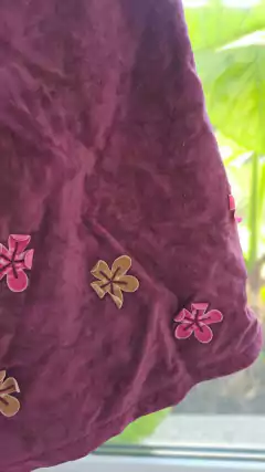 18M | Vestido de pana SM borravino, con apliques flores . THE PLACE. Talle 18 meses - Lo Canto • Moda Circular