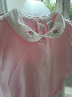3/6M | OUTLET - Body rosa ML c cuello redondo blanco bordado - PLACE - Talle 3 a 6 meses - Lo Canto • Moda Circular