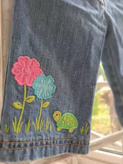 2A | Jean amplio c bordado flores y tortuga - GYMBOREE- Talle 2 años - Lo Canto • Moda Circular