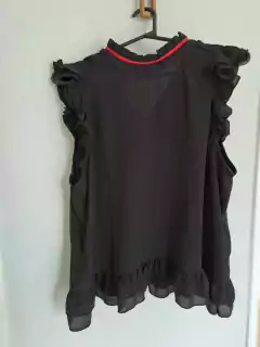 Camisa SM negra c cinta roja al cuello. Volados en hombros - CUESTA BLANCA - Talle 46 (M) - Lo Canto • Moda Circular