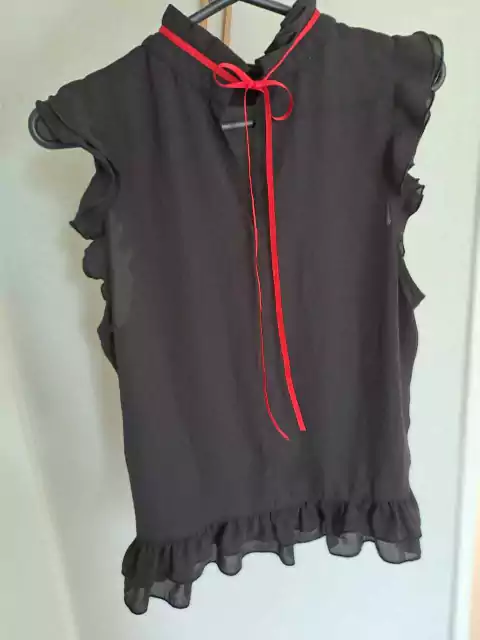 Camisa SM negra c cinta roja al cuello. Volados en hombros - CUESTA BLANCA - Talle 46 (M)