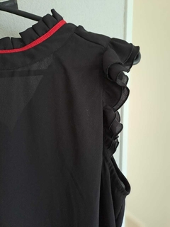 Camisa SM negra c cinta roja al cuello. Volados en hombros - CUESTA BLANCA - Talle 46 (M) en internet