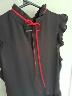 Camisa SM negra c cinta roja al cuello. Volados en hombros - CUESTA BLANCA - Talle 46 (M) - comprar online