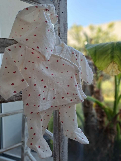 Set: Batita+pantalón+gorrito blanco c estrellitas rosas - Bb CHEEKY - Talle NB (0 a 3 meses).