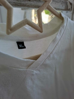 10A | ALE - Outlet- Remera MC algodón blanca escote en V- 10 años. - comprar online